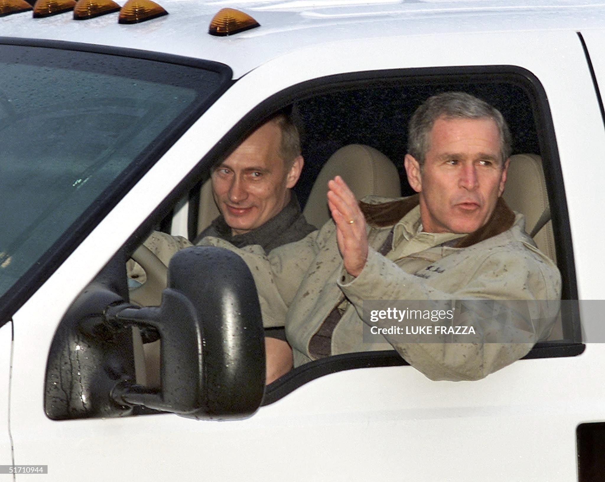 US President George W. Bush (R) drives Russian Pre