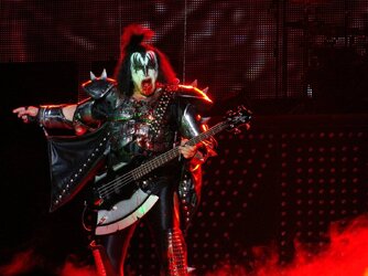 Gene_Simmons_-_Azkena_Rock_Festival_2010_10.jpg