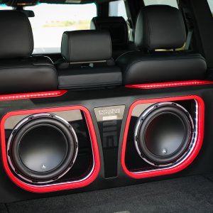 Range-Rover-2009-with-two-15-inch-JL-woofers (1).jpg