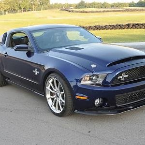 2010-ford-shelby-gt500-super-snake-front-side-view-588x441