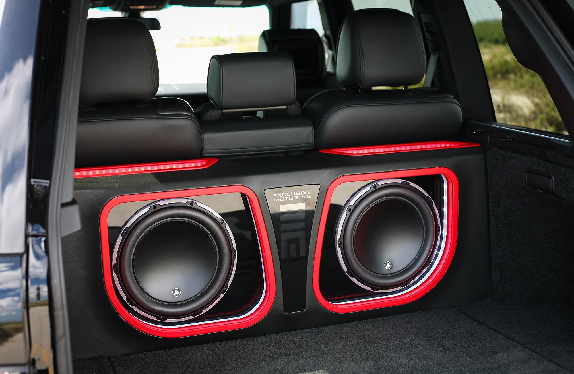 Range-Rover-2009-with-two-15-inch-JL-woofers (1).jpg