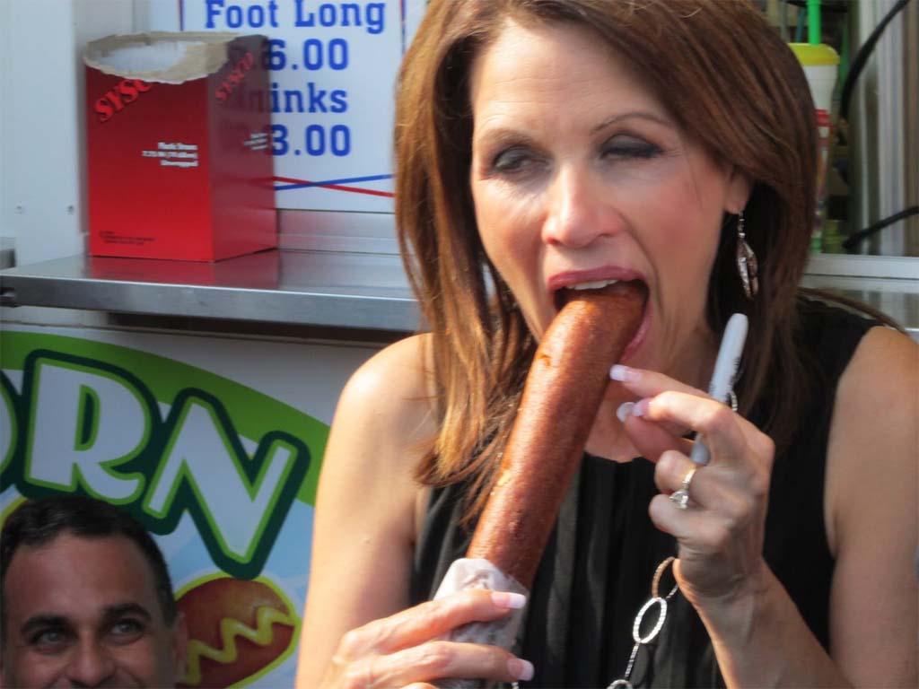 Michelle-Bachmann-with-corn-dog.jpg