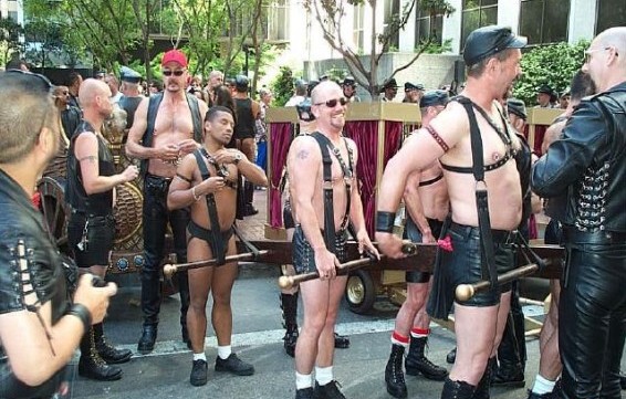 Leather%20Pride%2005.jpg
