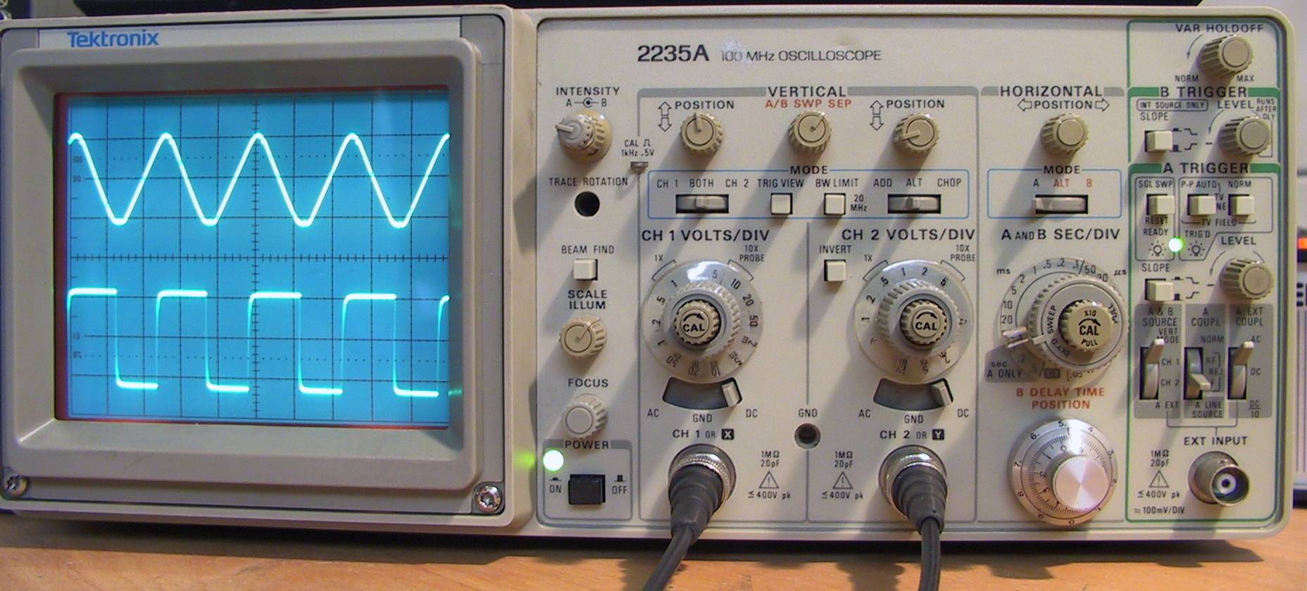 Oscilloscope_sine_square.jpg