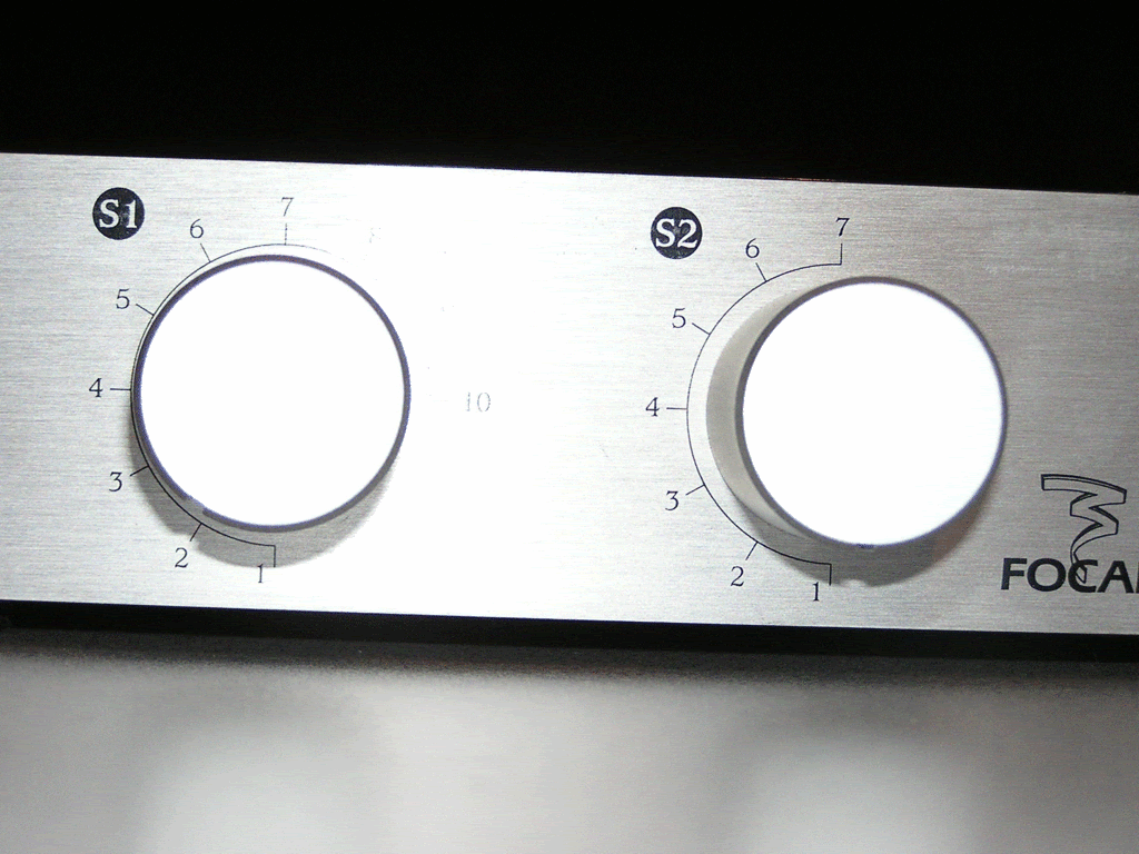 No7Crossblockfrontcloserleftknobs.gif