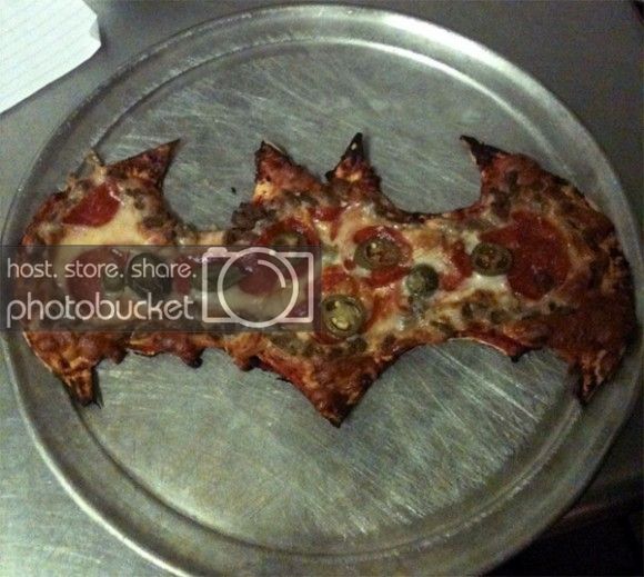 bat-signal-pizza-580x519_zpsovnwyhk4.jpg