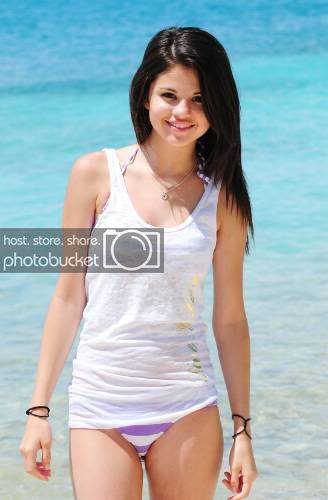 selena-gomez-bikini-puerto-rico-10.jpg