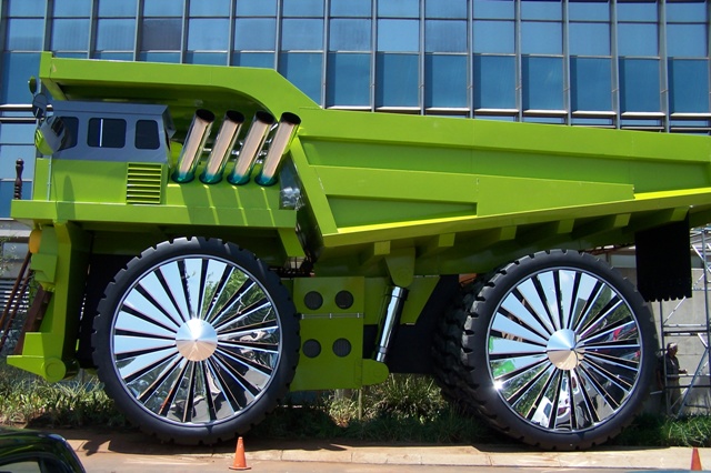 amazing-big-car.jpg