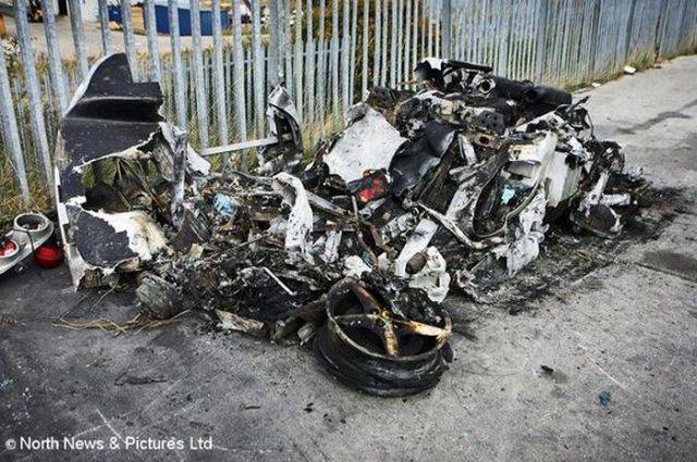 destroyed_car_01.jpg