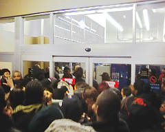 amd_walmart_crowd.jpg