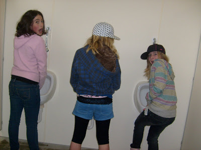 32+Girls+at+Urinal.JPG