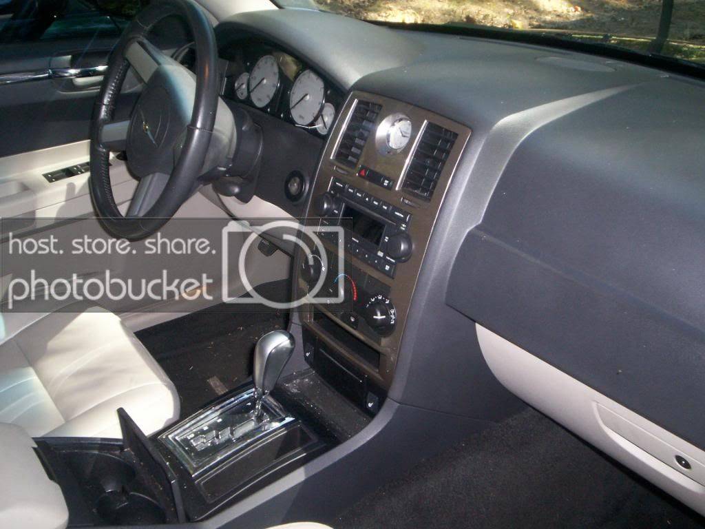 KeishasChrysler300Factorydashandradio.jpg