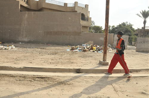 Kid%20with%20Broom%20Sadr%20City.jpg